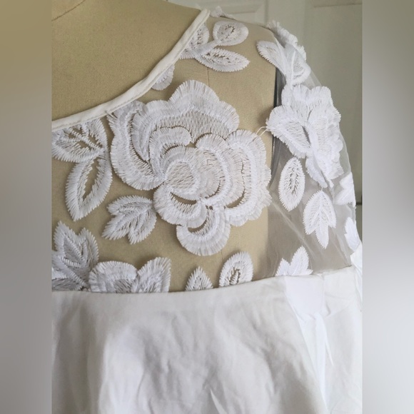 VINCE CAMUTO white top . - Picture 5 of 16